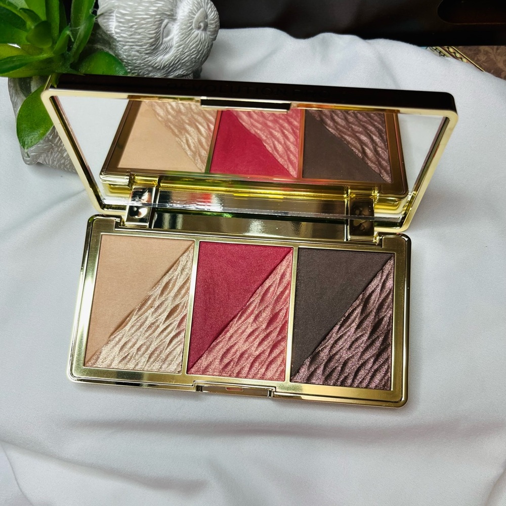 Revolution Pro ~ Blush, Contour, & Bronzer Palette | Tan, Pink, Brown